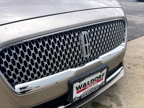 Used 2018 Lincoln Continental Select image 35