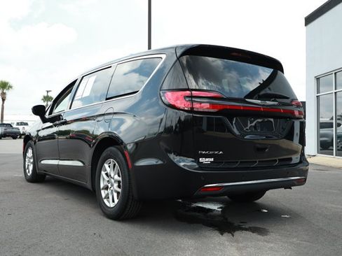 Used 2024 Chrysler Pacifica Touring-L FWD image 8
