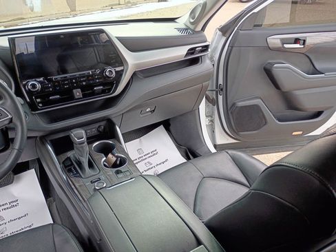 Used 2021 Toyota Highlander XLE image 20