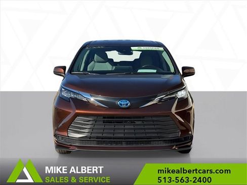 Used 2024 Toyota Sienna LE image 2
