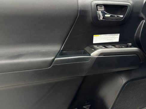 Used 2018 Toyota Tacoma TRD Off-Road image 39