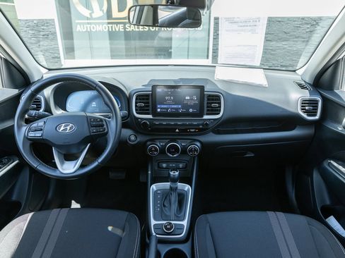 Used 2025 Hyundai Venue SEL FWD image 27