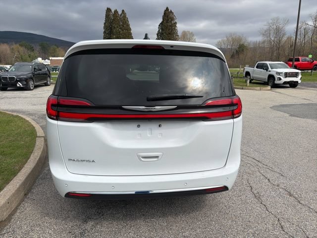 Used 2023 Chrysler Pacifica Touring-L FWD image 4