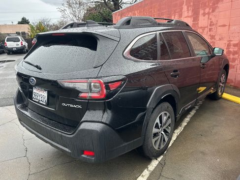 Used 2025 Subaru Outback Premium image 3