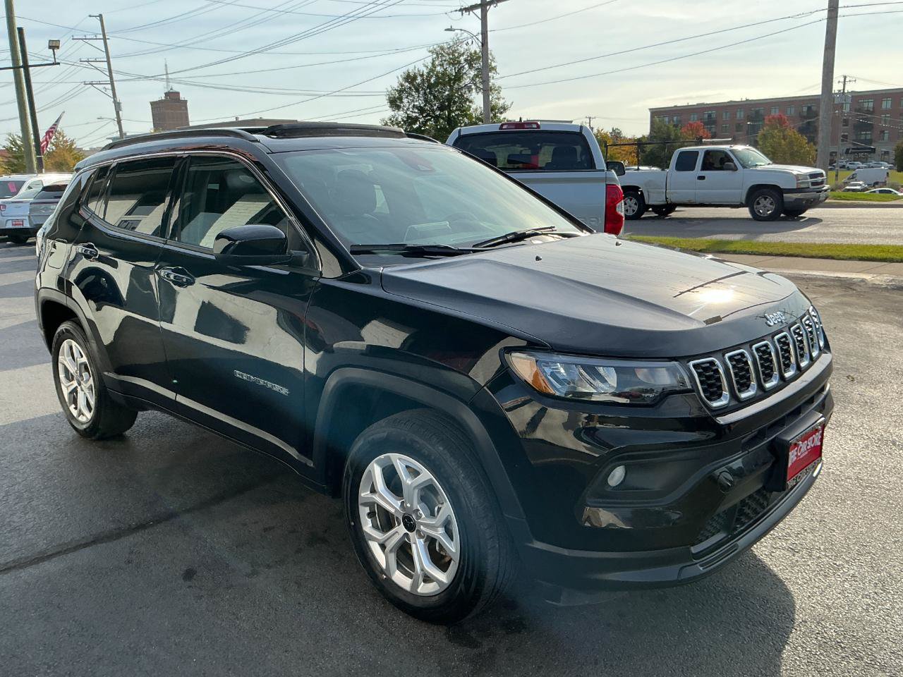 Used 2025 Jeep Compass Latitude w/ Sun & Sound Group AWD/4WD image 3