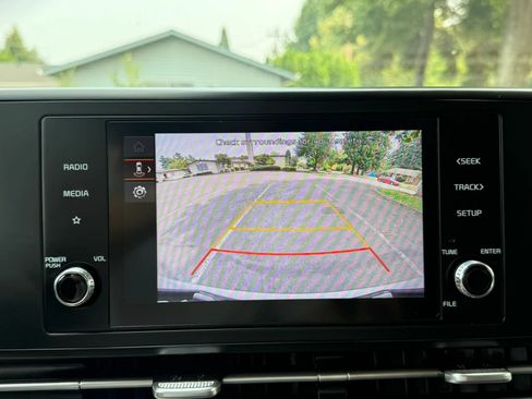 Used 2023 Kia Carnival LX FWD image 17