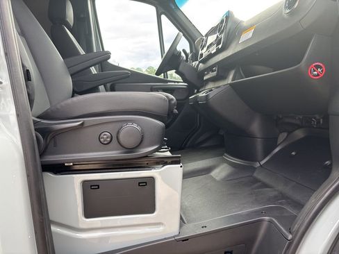 Used 2025 Mercedes-Benz Sprinter 2500 image 33