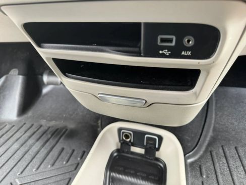 Used 2019 Chrysler Pacifica Touring-L FWD image 31