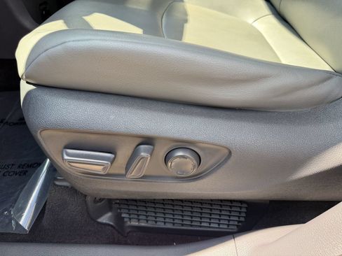 Used 2021 Toyota Sienna XLE FWD image 16