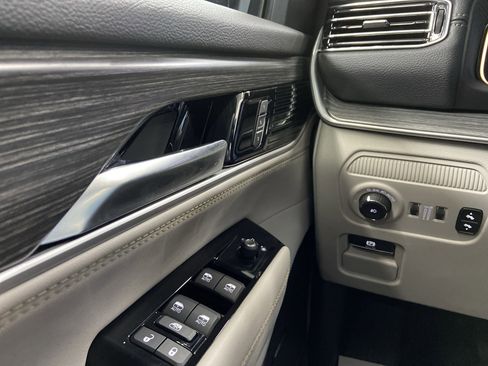 Used 2024 Jeep Wagoneer Series II w/ Flexible Seating Group image 26