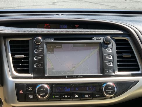 Used 2018 Toyota Highlander XLE FWD image 29