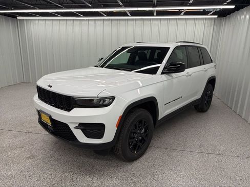 New 2025 Jeep Grand Cherokee Altitude image 3