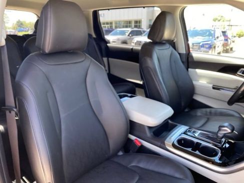 Used 2022 Kia Carnival EX FWD image 8