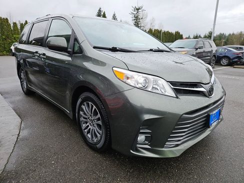 Used 2020 Toyota Sienna XLE Premium image 3
