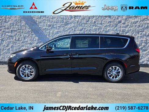 New 2026 Chrysler Pacifica Limited AWD/4WD image 2
