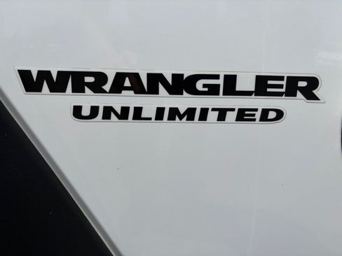 Used 2017 Jeep Wrangler Unlimited Rubicon w/ Connectivity Group AWD/4WD image 28