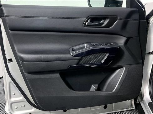 Used 2025 Nissan Pathfinder SV FWD image 23