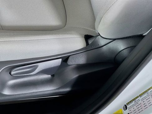 Used 2025 Toyota Corolla Cross L image 12