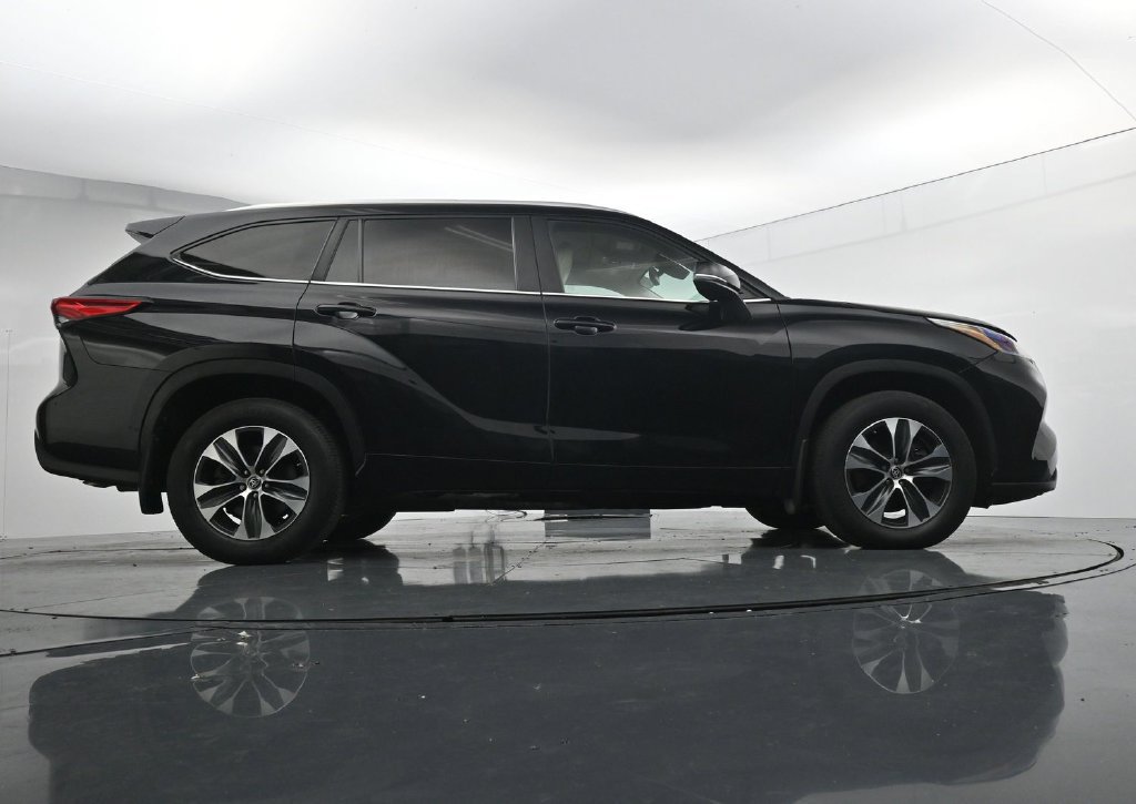 Used 2023 Toyota Highlander XLE AWD/4WD image 24