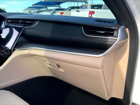 Used 2025 Jeep Grand Cherokee Limited w/ Luxury Tech Group II image 19