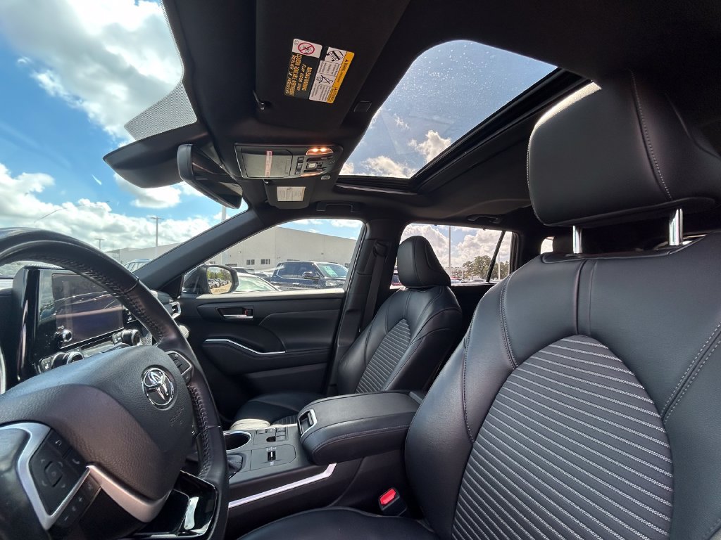 Used 2023 Toyota Highlander XSE FWD image 12