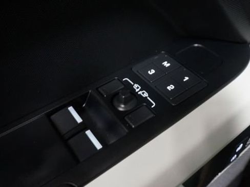 Used 2023 Land Rover Defender 90 S image 27