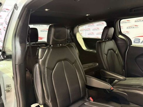 Used 2025 Chrysler Pacifica Select image 39