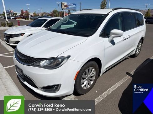 Used 2017 Chrysler Pacifica Touring-L FWD image 3