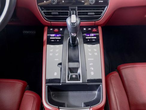 Certified 2023 Porsche Macan AWD/4WD image 19