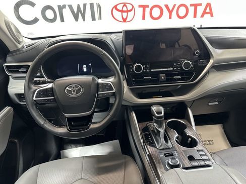 Used 2024 Toyota Highlander Platinum image 23
