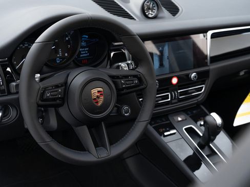 Certified 2025 Porsche Macan AWD/4WD image 20