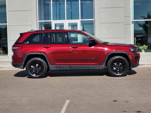 Used 2024 Jeep Grand Cherokee Altitude AWD/4WD image 4