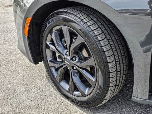 Used 2020 Chrysler Pacifica Limited w/ Quick Order Package 27H Red S image 10