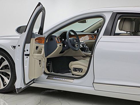 Used 2023 Bentley Flying Spur Azure image 7