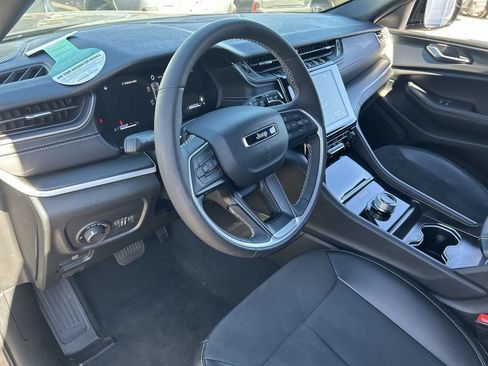 Used 2025 Jeep Grand Cherokee Altitude AWD/4WD image 14