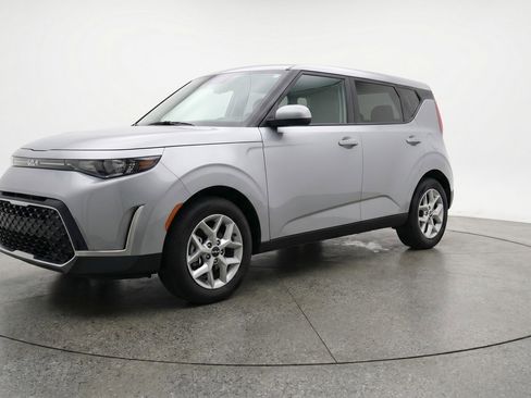 Used 2025 Kia Soul LX w/ LX Technology Package FWD image 3