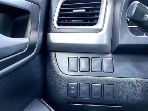 Used 2018 Toyota Highlander SE FWD image 36