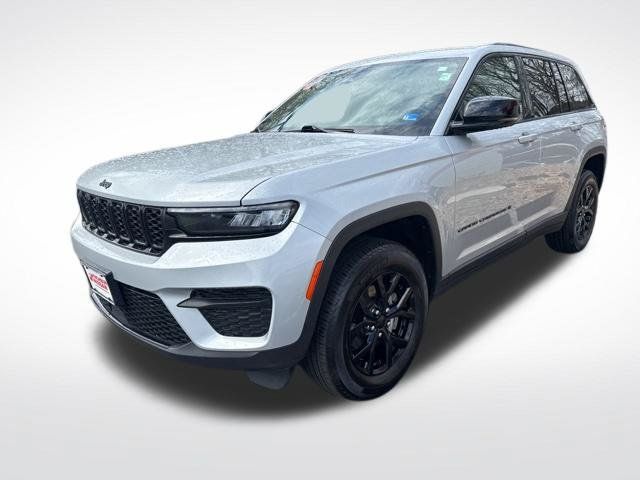 Used 2025 Jeep Grand Cherokee Altitude AWD/4WD image 2