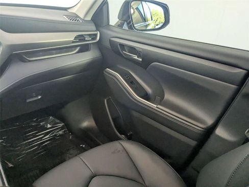 Certified 2025 Toyota Highlander XLE FWD image 39