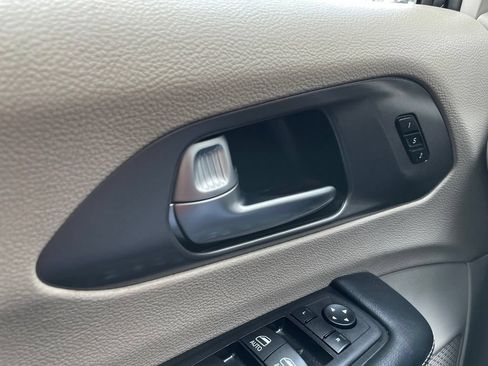 Used 2023 Chrysler Pacifica Touring-L FWD image 13