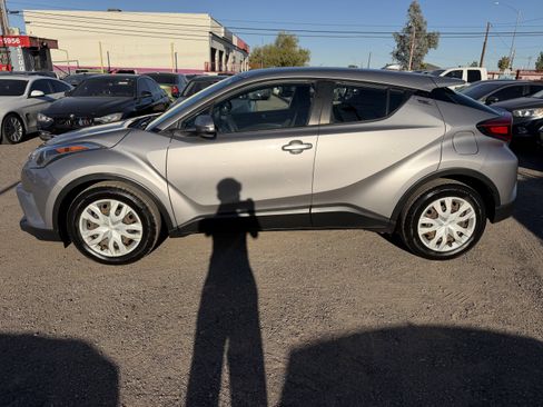 Used 2019 Toyota C-HR XLE image 6