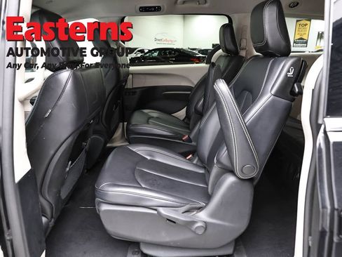 Used 2023 Chrysler Pacifica Touring-L image 22