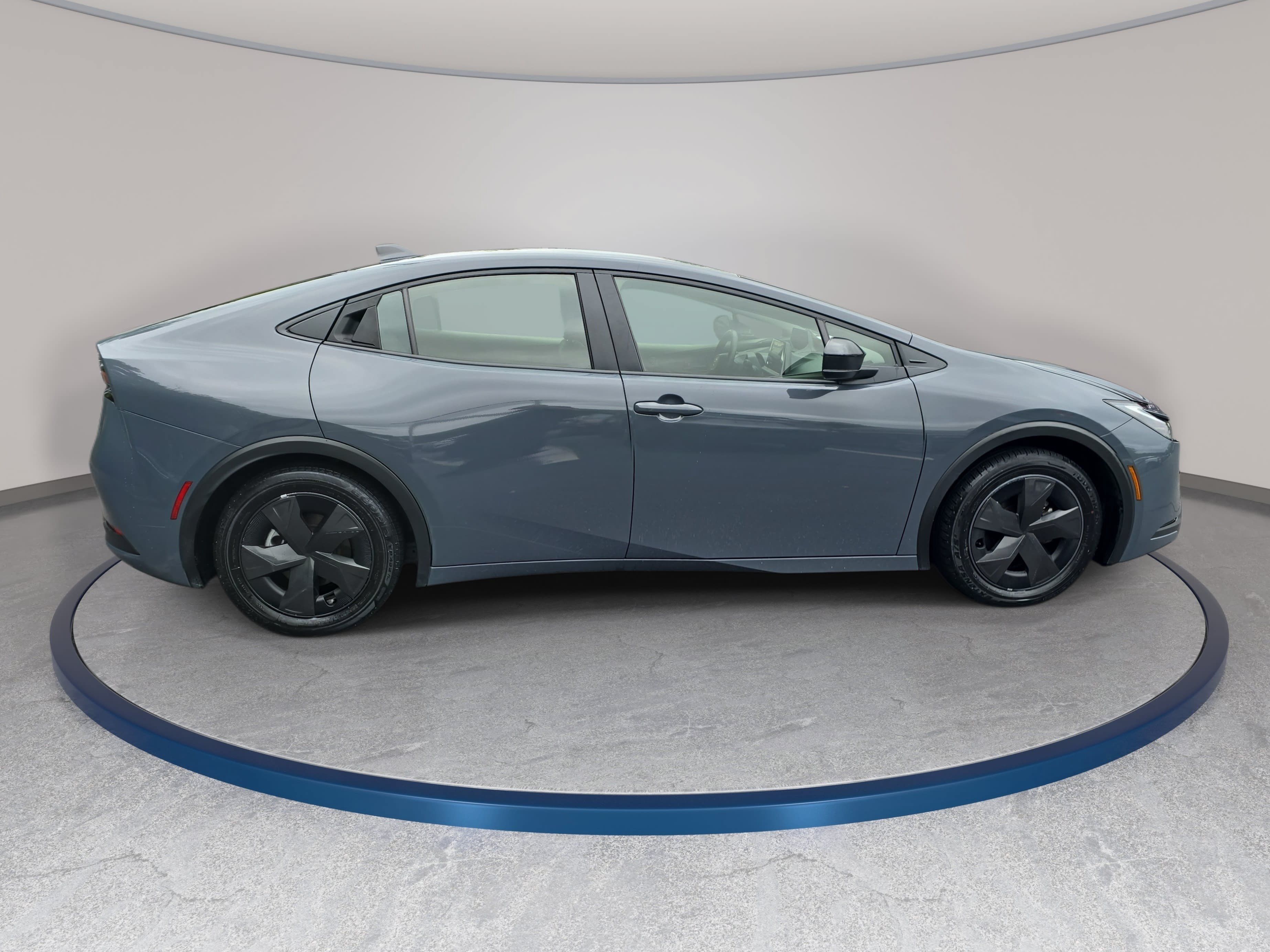 Used 2025 Toyota Prius LE FWD image 4