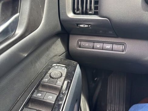 Used 2022 Nissan Pathfinder SL AWD/4WD image 25