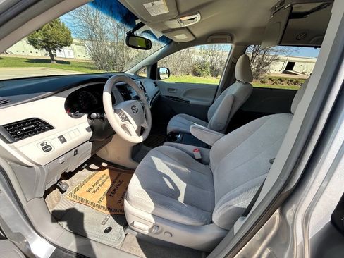 Used 2013 Toyota Sienna LE image 12