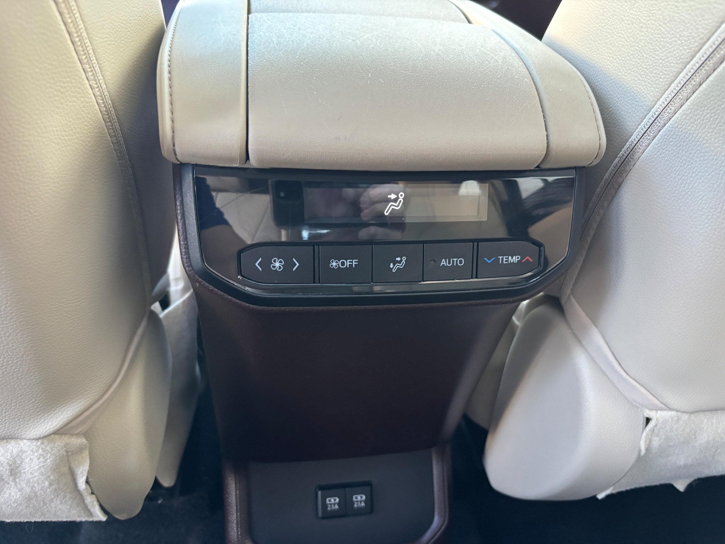 Used 2021 Toyota Highlander XLE FWD image 12
