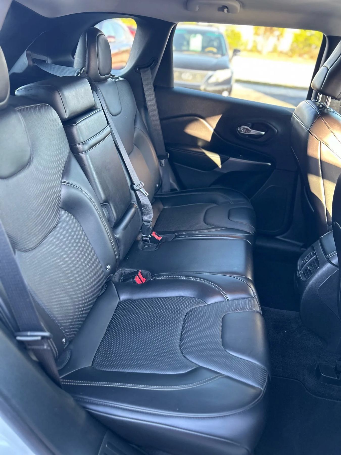 Used 2019 Jeep Cherokee Limited AWD/4WD image 19