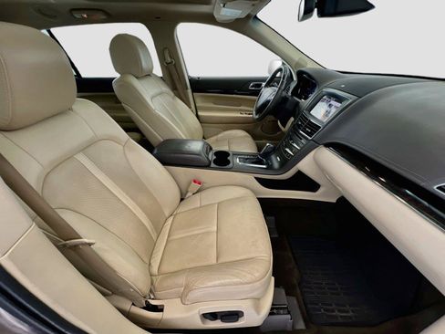 Used 2019 Lincoln MKT AWD image 29