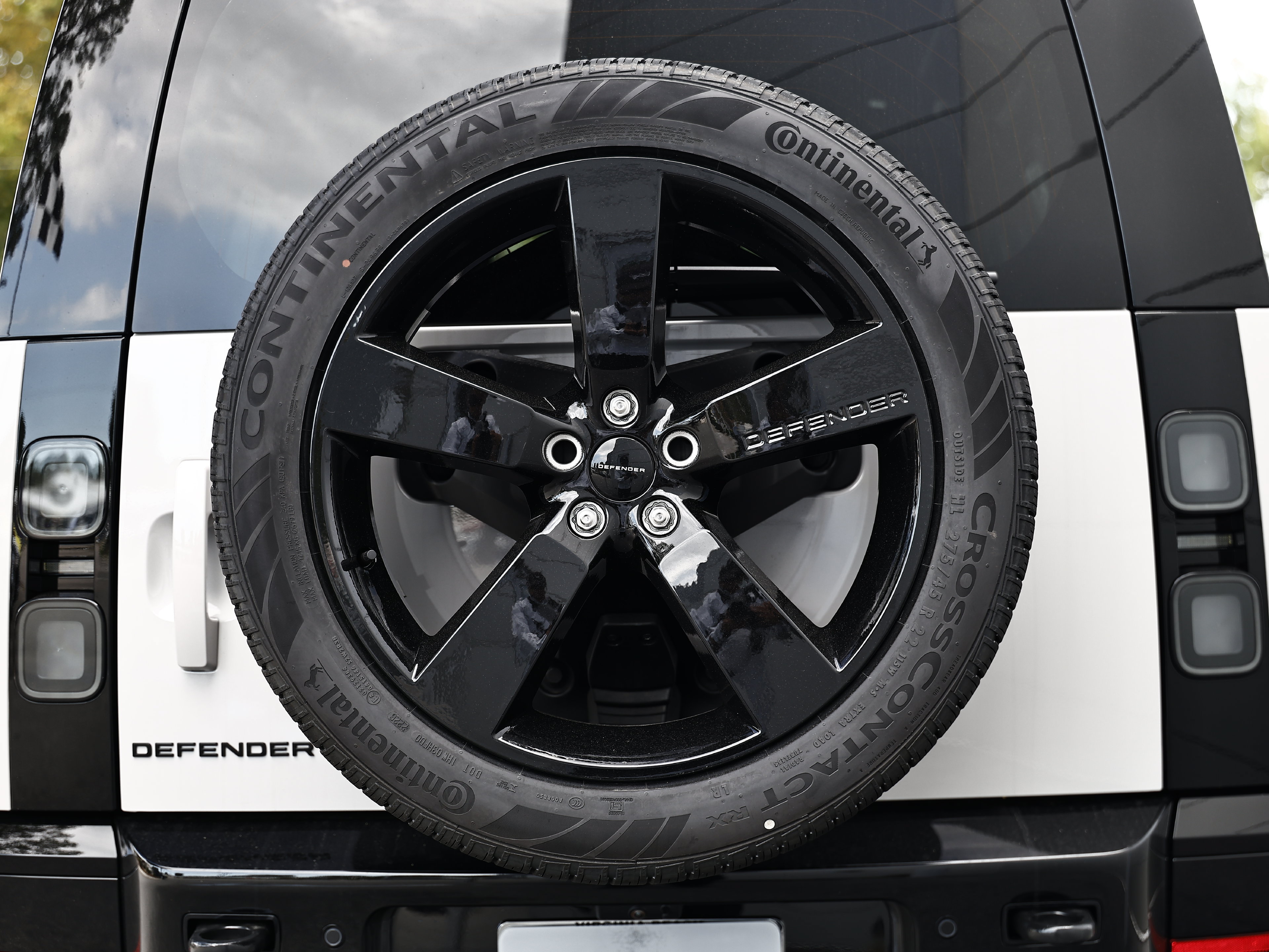 New 2026 Land Rover Defender 110 X-Dynamic SE AWD/4WD image 10