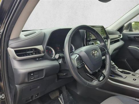 Used 2021 Toyota Highlander LE FWD image 16